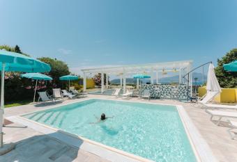 Solcalante has Balcony rooms