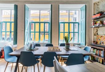 Invictus Hostel has Balcony rooms