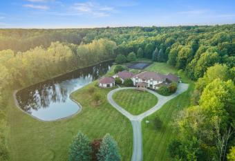 4001 Medina Mansion has Balcony rooms