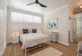 Private room with own entrance, patio and garden. allows 18 year olds to book a room