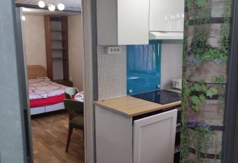 Studio ind  pendant dans un maison allows 18 year olds to book a room