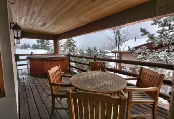 Luxury Three Bedroom Suite with Two Hot Tubs apartment hotel has rooms with a private hot tub