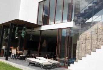 Casa San Miguel de Allende Centro has rooms with a private hot tub