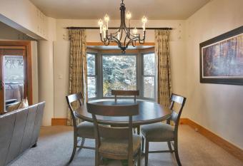 Luxury Two Bedroom Suite with Hot Tub apartment hotel has rooms with a private hot tub