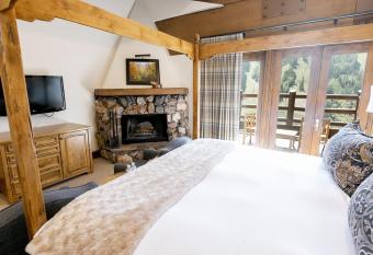 Studio Apartment has rooms with a private hot tub