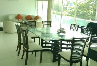 Apartamento luxury playa azul cartagena 200m   has rooms with a private hot tub