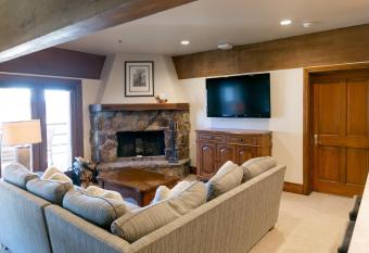 Luxury One Bedroom with Hot Tub apartment hotel has rooms with a private hot tub