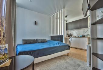 Le CoCoN de MaiNteNon allows 18 year olds to book a room