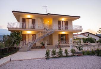 Villa Graziosa has Balcony rooms