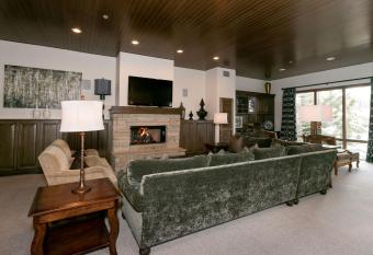 Premium Luxury One Bedroom with Hot Tub apartment hotel has rooms with a private hot tub