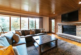 Luxury Two Bedroom Corner Suite with Mountain Views apartment hotel has rooms with a private hot tub