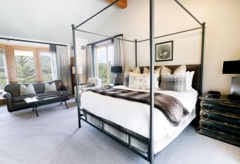 Luxury King Room with Mountain View Hotel Room has rooms with a private hot tub