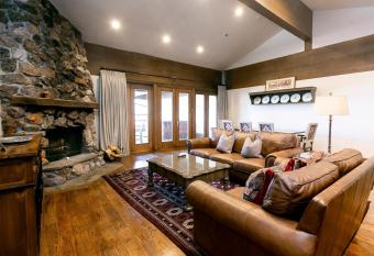 Bald Eagle Two Bedroom apartment hotel has rooms with a private hot tub