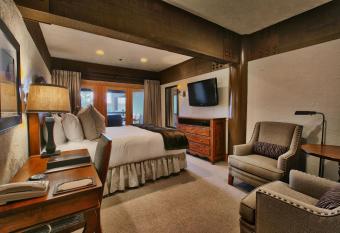 Deluxe King Room with Hot Tub Hotel Room has rooms with a private hot tub