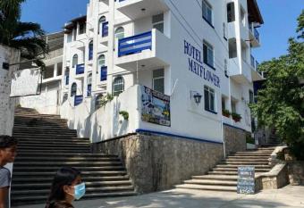 Hotel & Hostal Mayflower has Balcony rooms