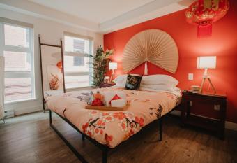 Charming Chinatown Quarters : Unique and Central allows 18 year olds to book a room