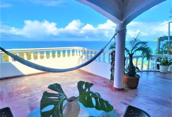 AMAZING OCEAN VIEW 1 BEDROOM APARTMENT has Balcony rooms