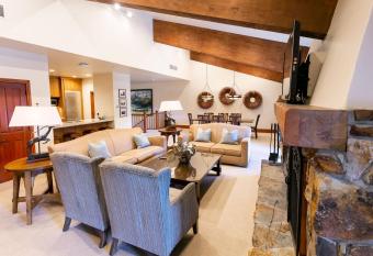 One Bedroom Townhouse with Hot Tub apartment hotel has rooms with a private hot tub