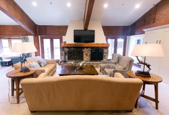 Luxury Four Bedroom Multi-Level Townhouse townhouse has rooms with a private hot tub