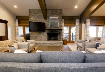 Luxury Four Bedroom Multi-Level Townhouse with Hot Tub townhouse has rooms with a private hot tub