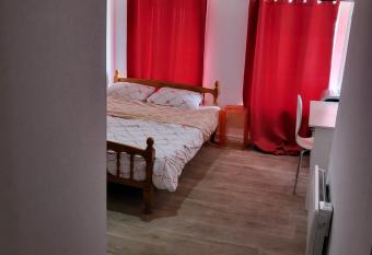 Studio calme allows 18 year olds to book a room