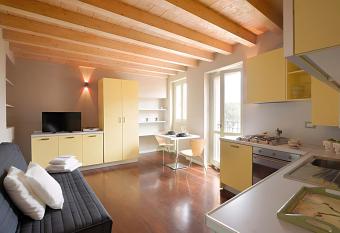 Tiny OASIS downtown - AMAZING LAKE VIEW FRONT VIEW allows 18 year olds to book a room