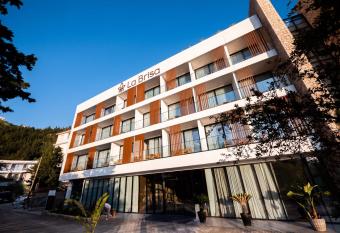 La Brisa Boutique Hotel allows 18 year olds to book a room