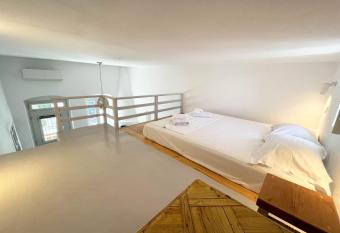 Cycladic Modern Apartment in the Heart of Parikia has Balcony rooms