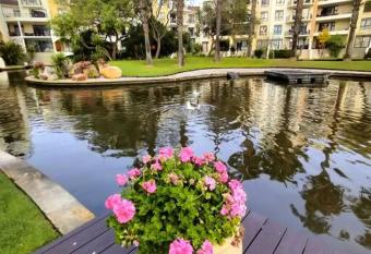 La Palmera - The Island Club has rooms with a private hot tub