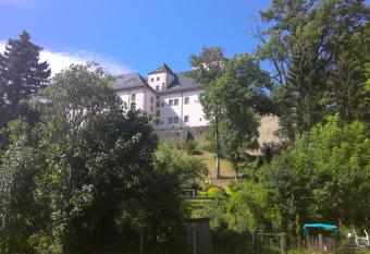 Ferienwohnung Augustusburg allows 18 year olds to book a room