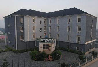 Empresa Hotel and Spa allows 18 year olds to book a room