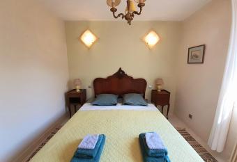 Maison centre-ville avec jardin priv   Jonzac allows 18 year olds to book a room