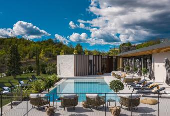 Floria Glamping Garden has Balcony rooms