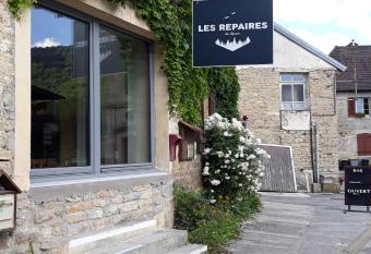 LES REPAIRES has Balcony rooms