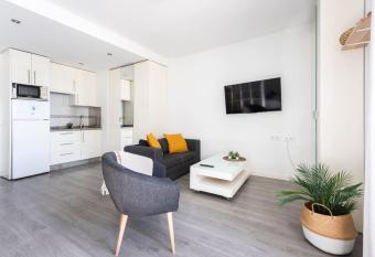 Estudio Marbelsun lll allows 18 year olds to book a room