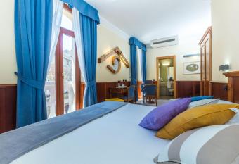 Hotel Duomo has Balcony rooms