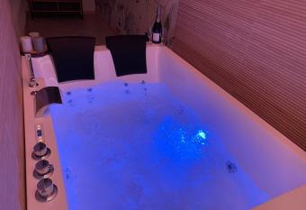 A Casa Di Lina has rooms with a private hot tub