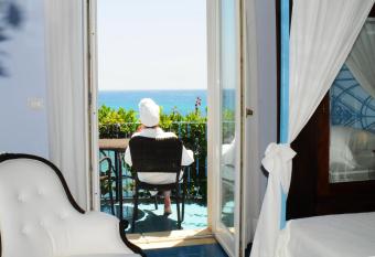 Hotel Palladio has rooms with a private hot tub