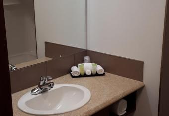 H  tel Napol  on has rooms with a private hot tub