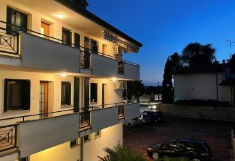 Rose e Frutta ristrutturato con parcheggio has Balcony rooms