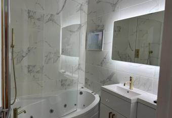 Manhattan Luxury Suites has rooms with a private hot tub