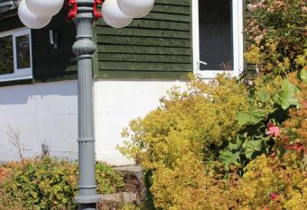 Poplar Lodge, Dee Valley Stays - cosy microlodge with detached private shower & WC has Balcony rooms