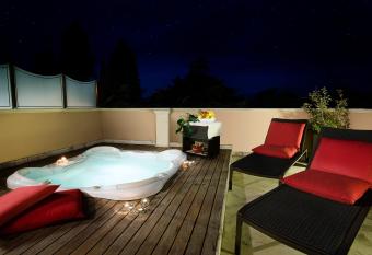 Boutique Hotel & Spa Villa dei Platani has rooms with a private hot tub