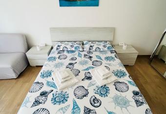 La casa di Maria allows 18 year olds to book a room