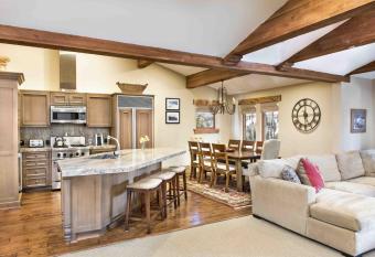 Deluxe One Bedroom Suite apartment hotel has Balcony rooms