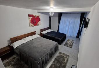 Casa de vacanta Larisa has rooms with a private hot tub