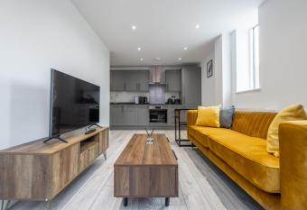 Stunning 2-Bed Apartment in Camberley has Balcony rooms