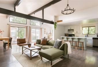 EVERGREEN LODGE+SKI has rooms with a private hot tub