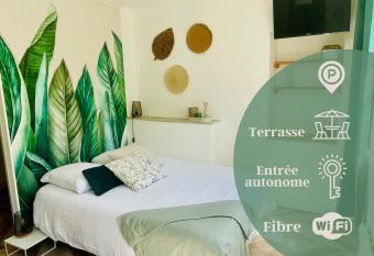 Le Tropical - Studio avec terrasse has Balcony rooms