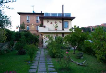 Hotel Ristorante Piccolo Chianti allows 18 year olds to book a room